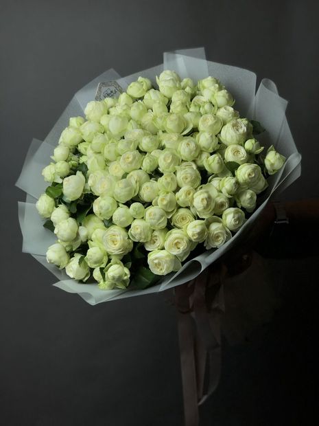 Букет красун з піоноподібної трояндочки Сноу Ворлд